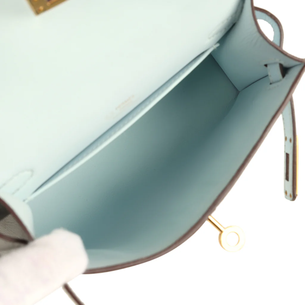 Hermès Special Order (HSS) Kelly Sellier 20 Casaque Bleu Brume and Bleu Glacier Epsom Brushed Gold Hardware - Image 6